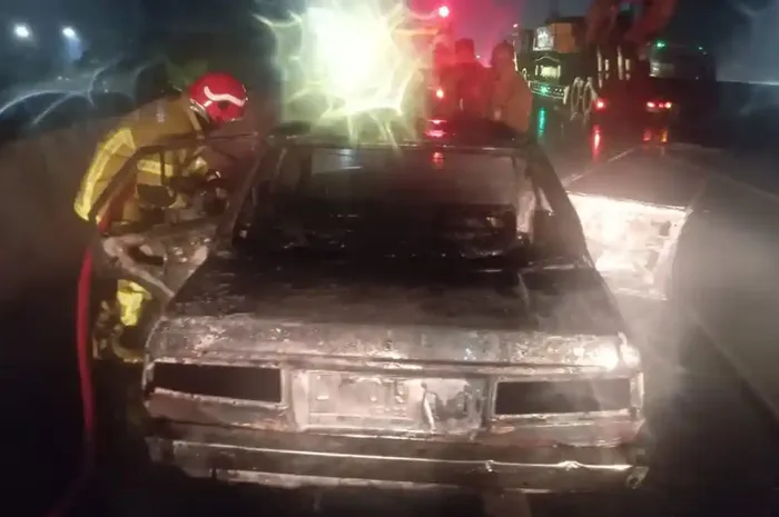 Toyota Corolla DX 1982 terbakar habis saat perjalanan mudik dari Porong, Sidoarjo menuju Tuban, Jawa Timur di ruas tol Surabaya-Gresik, wilayah Gulomantung, Kebomas, Gresik, Jawa Timur.