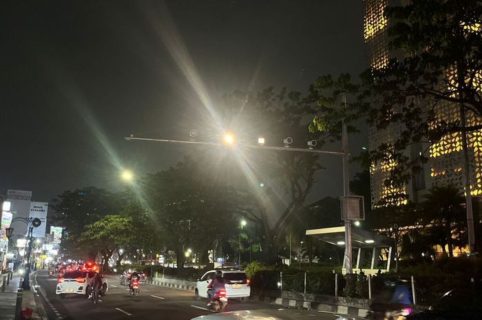 Flash kamera tilang elektronik di Jalan Margonda Raya, kota Depok, Jawa Barat saat malam hari yang menyilaukan mata, (12/2/26)