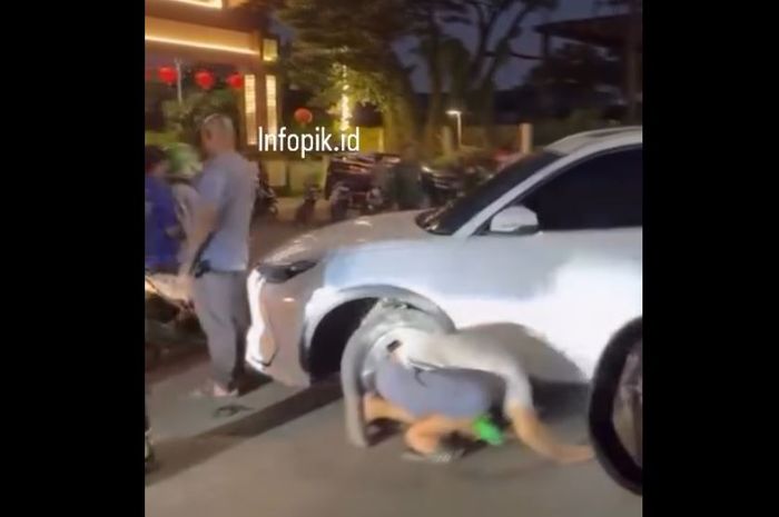 Geely EX5 disebut alami patah as roda depan di depan komplek Lotus, Pantai Indah Kapuk (PIK) Kapuk Muara, Penjaringan, Jakarta Utara