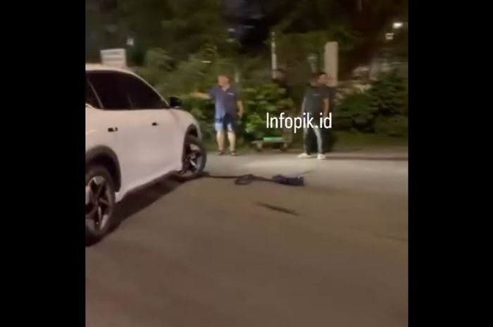 Roda depan kanan Geely EX5 yang disebut alami patah as roda depan juga mengarah ke luar 