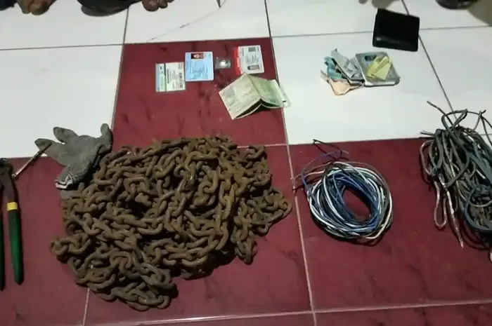 Barang bukti yang diamankan dari pelaku percobaan pencurian gudang bengkel motor di Jalan Ciwastra, Margasari, Buahbatu, kota Bandung, Jawa Barat, (13/2/26)