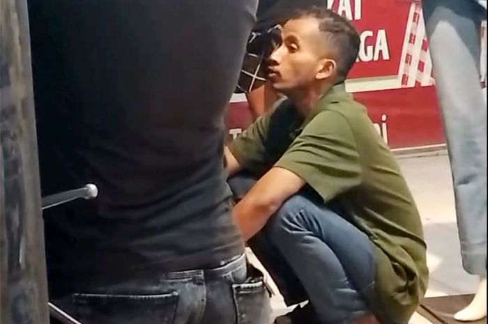 Pria yang melakukan pencurian Honda Vario di parkiran minimarket desa Sepande, Candi, kabupaten Sidoarjo, Jawa Timur berhasil diamankan warga