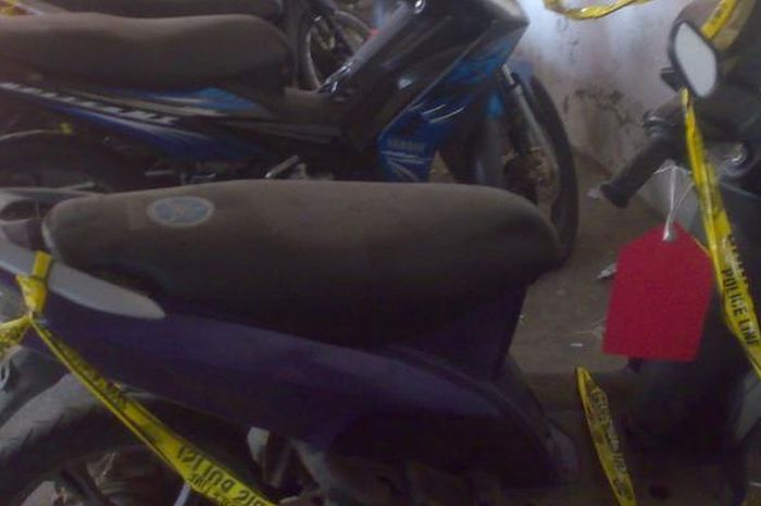 Yamaha Mio, Jupiter MX dan tiga motor lain digaris Polisi yang diduga hasil curian di lapa besi tua Jalan Raya Narogong Dayeuh, Cileungsi, kabupaten Bogor, Jawa Barat 
