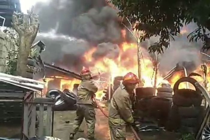 Gudang penyimpanan ban dan pelek bekas di Bintaro, Pondok Aren, Tangerang Selatan terbakar habis, (18/2/26)