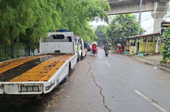 Beberapa truk towing yang parkir sembarangan di Jalan Haji Lebar, Meruya Selatan, Jakarta Barat sejak lama dikeluhkan warga sekitar