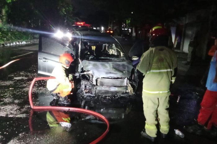 Honda Mobilio terbakar mendadak di Jalan Gembong arah menuju ITC, Kapasan, Simokerto, kota Surabaya, Jawa Timur