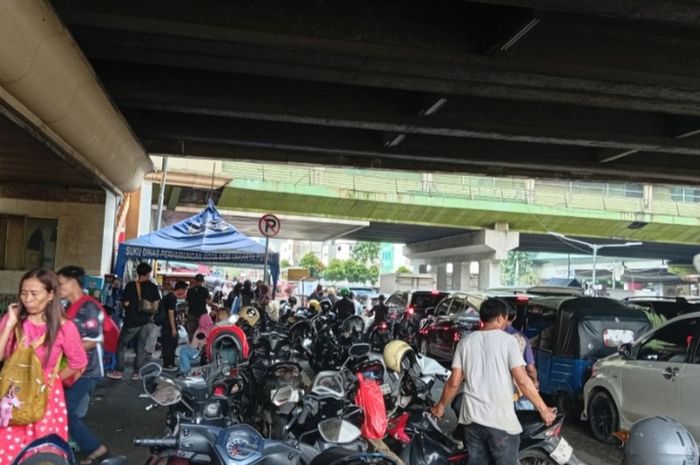 Parkir liar di kawasan Tanah Abang, Jakarta Pusat