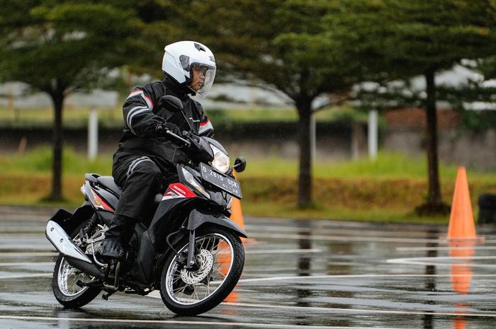 Ilustrasi nerkendara saat hujan