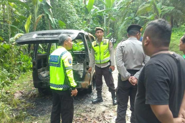 Daihatsu Espass terbakar habis usai pemiliknya mengisi bensin di dukuh Kalipetir Kidul, Margosari, Pengasih, Kulon Progo, Daerah Istimewa Yogyakarta.