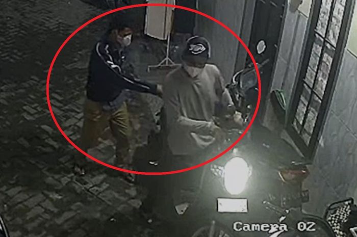 Dalam lingkaran merah, dua dari tiga pelaku pencurian Honda Scoopy di rumah kos desa Wonokoyo, Sukodono, Sidoarjo, Jawa Timur