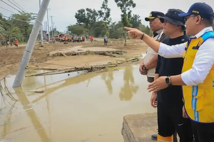 Kondisi jalan utama Semarang-Grobogan yang lumpuh akibat banjir tanggul sungai Tuntang jebol