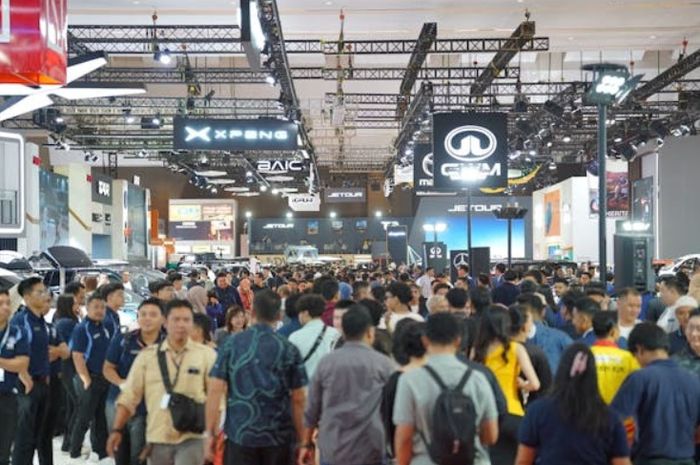 Keramaian pengunjung IIMS