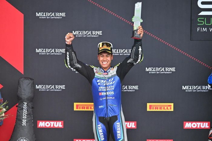 Pembalap AS Blu Cru Racing, Aldi Satya Mahendra, berpose di podium setelah finis kedua dalam balapan kedua seri WorldSSP Australia di Sirkuit Phillip Island, Australia, 22 Februari 2026.