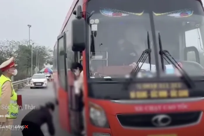 Bus di Vietnam yang ditilang Polisi karena hanya berkapasitas 45 orang tapi diisi 83 penumpang