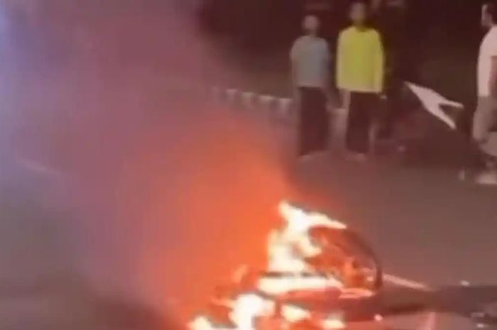 Yamaha RX-King ludes digulung api di Pakansari Bogor. Pengendara kabur usai insiden