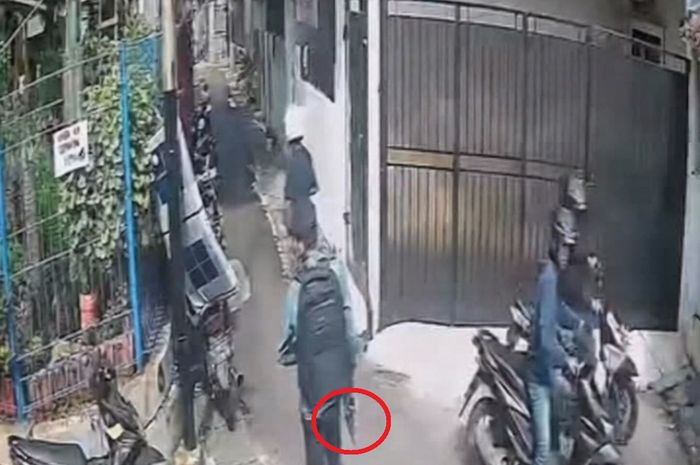 Para komplotan maling motor yang beraksi di gang Manggis, Tanjung Duren Selatan, Grogol Petamburan, Jakarta Barat, salah satunya dalam lingkaran merah bersenjata pistol