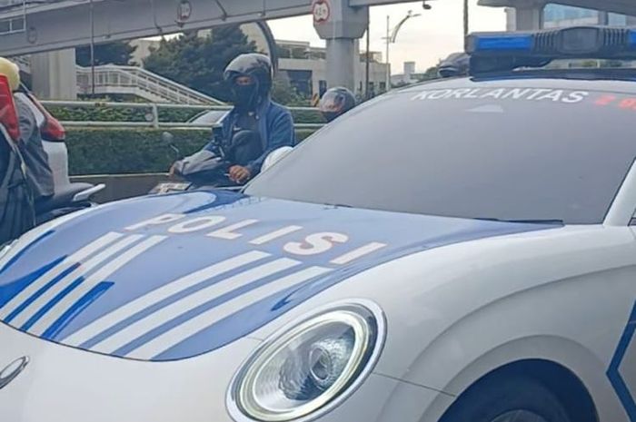 Mobil patroli baru Korlantas Polri menggunakan mobil listrik GWM Ora 07 yang tidak dijual di Indonesia