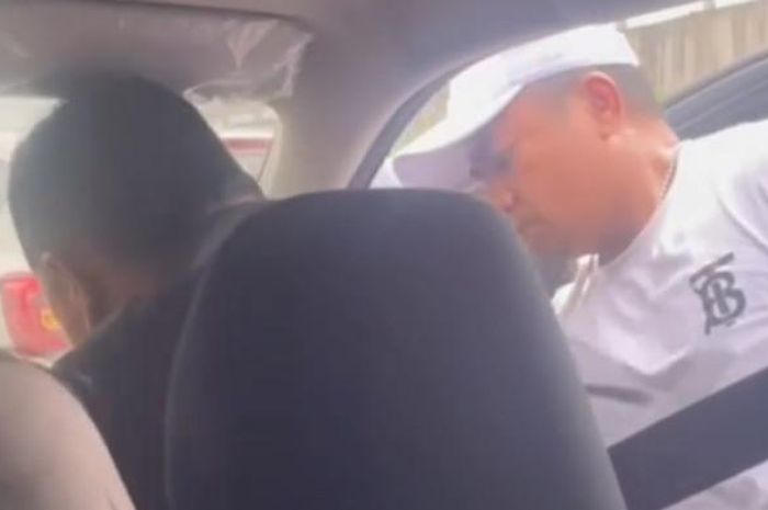 Viral penarikan paksa Avanza oleh sejumlah debt collector di exit Tol Kaligawe, Semarang. Para pelaku berakhir dibekuk polisi