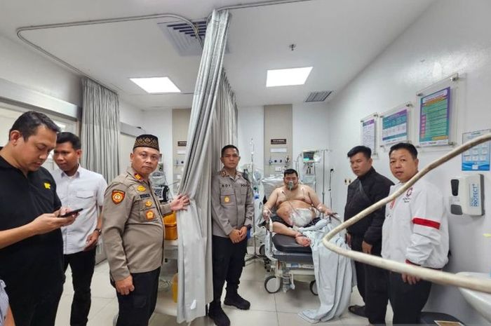 Kapolres Tangerang Selatan, AKBP Boy Jumalolo dan jajarannya menjenguk advokat korban penusukan tiga debt collector saat cekco penarikan mobil di perumahan Palem Semi, Karawaci, Tangerang, Banten