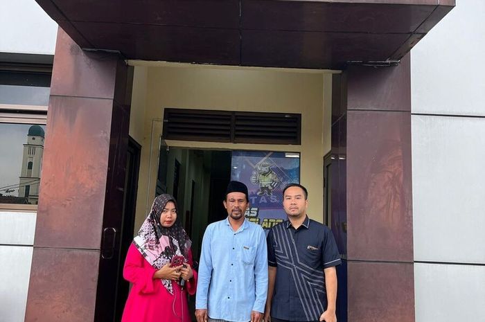 Tukang ojek bernama Al Amin bersama kuasa hukumnya Raden Elang Mulyana di Mapolres Pandeglang, Banten