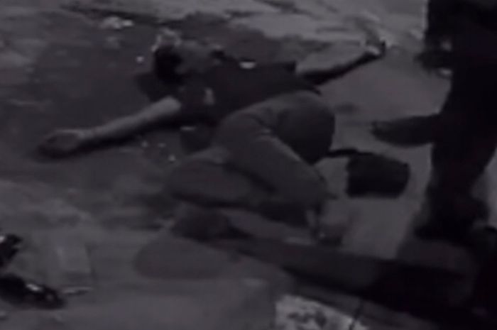 Pria yang mabuk setelah minum jamu intisari di Jalan Bandengan Utara Raya, Pekojan, Tambora, Jakarta Barat jadi korban pencurian mobil saat dirinya teler tak sadarkan diri, (10/2/26)