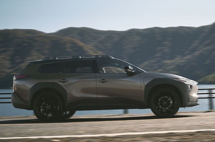 Kalau dari samping, Toyota bZ4X Touring tampil layaknya wagon crossover.