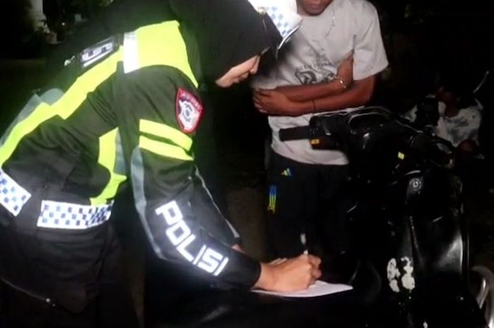 Anggota Satlantas Polres Baubau, Sulawesi Tenggara mendata para pelaku balap liar dan menyita 56 motor di malam hari