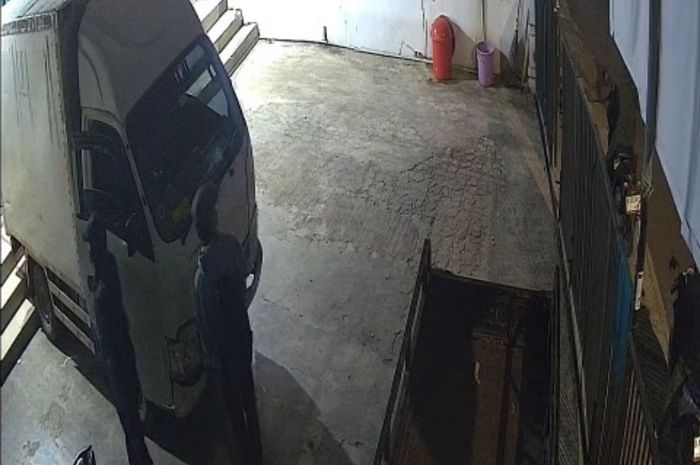 Isuzu Traga milik jasa ekspedisi di Lenteng Agung, Jagakarsa, Jakarta Selatan digondol empat orang maling saat sahur, (25/2/26)