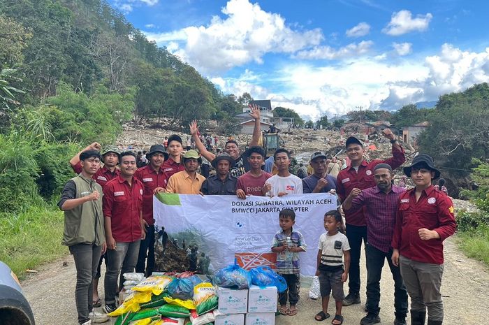 Penyaluran bantuan korban banjir Aceh dari BMW Car Clubs Indonesia Jakarta Chapter