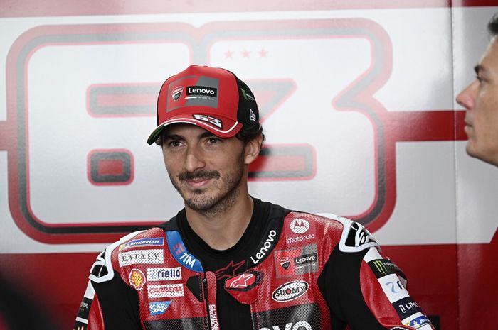 Pembalap Ducati Lenovo, Francesco Bagnaia, di garasi pada FP1 MotoGP Thailand 2026 di Sirkuit Buriram, Jumat (27/2/2026).