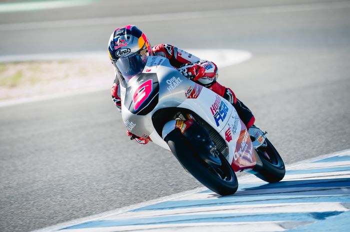 Veda Ega Pratama tampil memukau di Race Moto3 Thailand 2026, bertarung hingga akhir, Veda finish P5