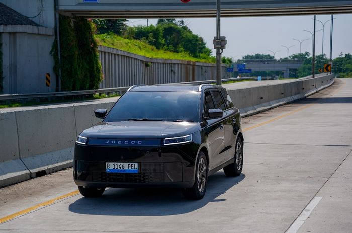 Tampak depan JAECOO J5 EV menemani perjalanan mudik jarak jauh dengan nyaman dan efisien