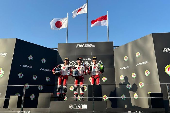 Pembalap Indonesia berdiri di podium di Buriram