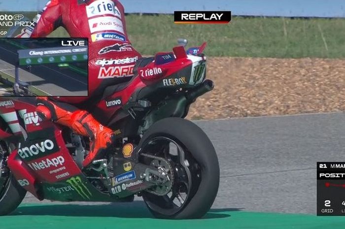 Ban belakang motor Marc Marquez pecah di tengah balapan