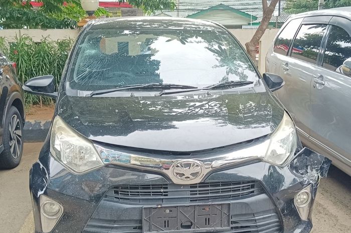 Toyota Calya yang melawan arah menabraki mobil dan motor di Jalan Gunung Sahari, Jakarta Pusat, (25/2/26) diamankan 