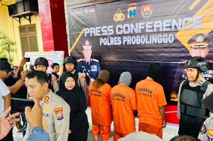 Konferensi Pers Polres Probolinggo ungkap kasus pencurian 7 koper turis Thailand di kawasan Gunung Bromo, Jawa Timur