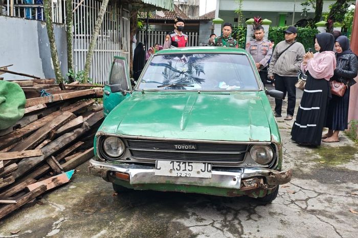 Kabin Toyota Corolla KE30 yang menjadi lokasi meninggalnya kakek Yudi Pairines berusia 79 tahun di Jalan Kawi Selatan, kelurahan Bareng, Klojen, kota Malang, Jawa Timur
