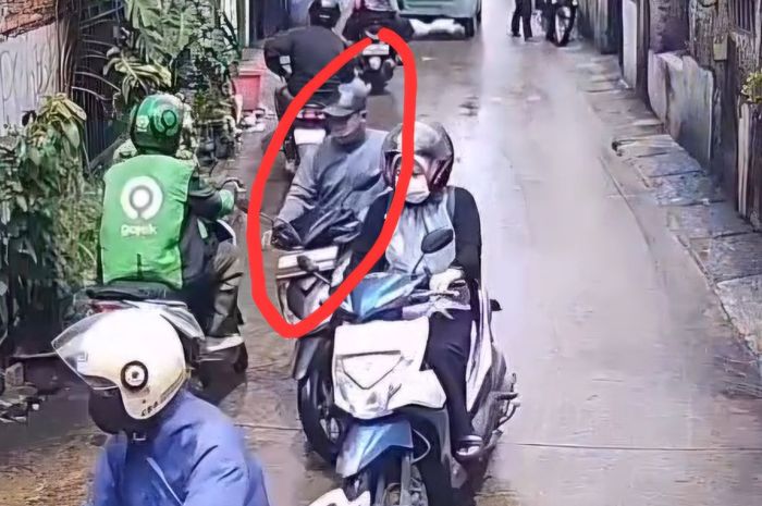 Dalam lingkaran merah pelaku yang membawa kabur Honda BeAT milik karyawati di Jalan Papanggo I, Tanjung Priok, Jakarta Utara