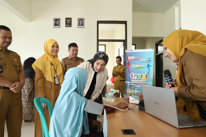 Manager Corporate Social Responsibility AHM Catur Sri Wulandari ditemani Kepala Desa Sukamukti Samid S.Pd (Kiri), Sekretaris Dinas Kesehatan Kabupaten Bekasi Supriadinata, SKM, M.Si (Kiri ketiga) dan Kepala Puskesmas Karangmulya drg. Prasetyaningtyas Agustrianti, MARS (Kiri Kedua) sedang menyapa salah satu warga yang sedang melakukan pemeriksaan kesehatan PUSTU Desa Sukamukti.