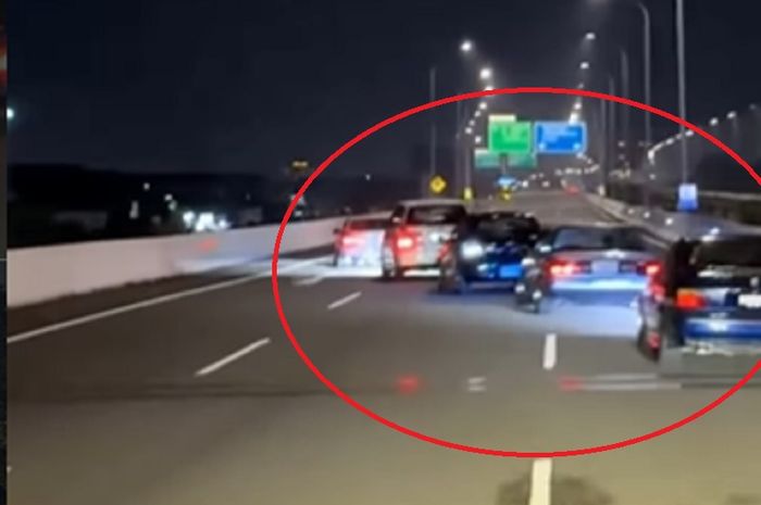 Video konvoi mobil lakukan zig-zag di Tol Becakayu