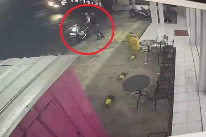 Honda Scoopy pegawa minimarket nyaris digasak begal dengan modus ban kempis