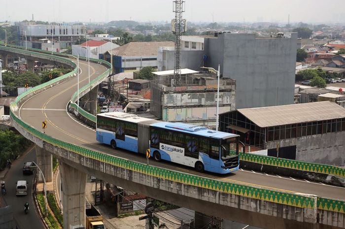 Bus TransJakarta Koridor 13 melewati jalur langit di kawasan Cipulir, Kebayoran Lama, Jakarta Selatan