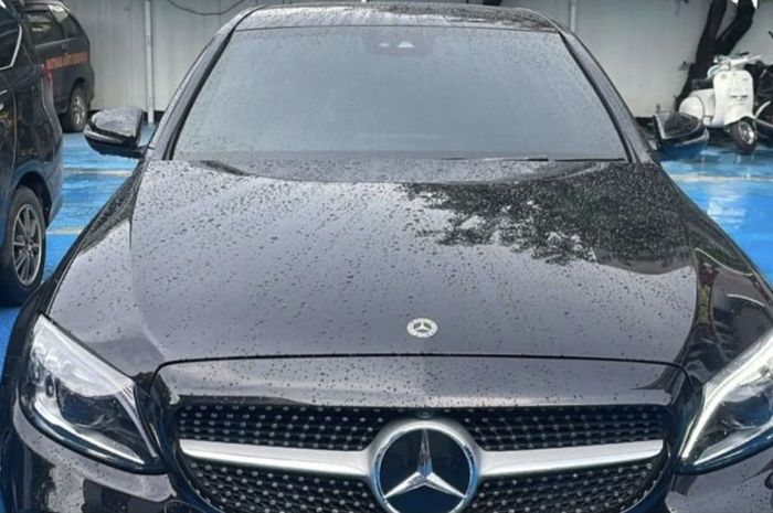 Mercedes-Benz C300 yang menjadi sengketa cicilan kredit dititipkan ke Polsek Pademangan, hasil kesepakatan pemilik dan debt collector