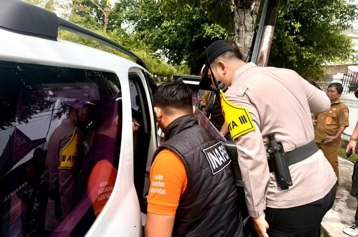 Olah TKP maling pecah kaca yang menyasar empat mobil sekaligus di Jalan Brigjen Katamso, kota Palangka Raya, Kalimantan Tengah, dekat rumah dinas Gubernur