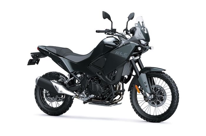 Tampilan Kawasaki KLE500 yang mengusung desain adventure bergaya rally. 