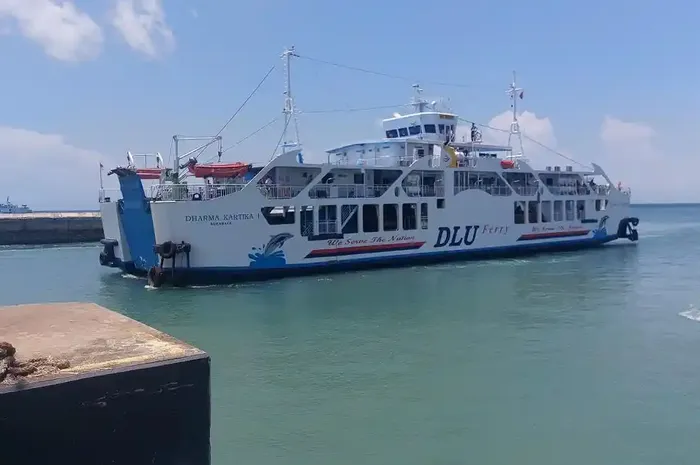 Ilustrasi kapal Feri hendak bersandar di pelabuhan Tanjung Kalian Muntok, Bangka Barat, (14/3/26). kapal ini dapat menampung 500 penumpang dan puluhan motor dan mobil