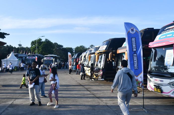 Ribuan peserta program Mudik Bareng Pertamina 2026 berangkat dari Taman Mini Indonesia Indah (TMII), Jakarta, 15 Maret 2026.