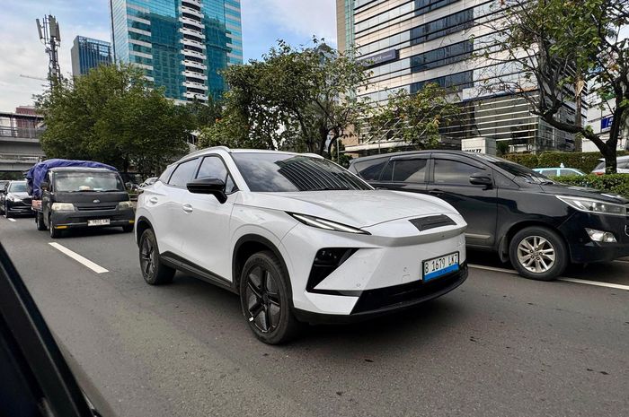 Mobil yang diduga kuat adalah model OMODA E5