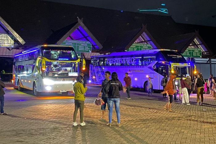 Bus PO Litha &amp; Co di terminal sebelum keberangkatan