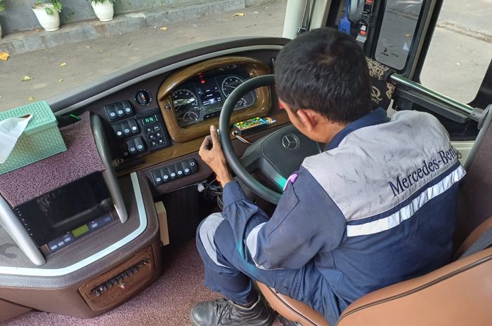 Taknisi bersertifikat Daimler Commercial Vehicles Indonesia mengecek kondisi armada bus Mercedes-Benz